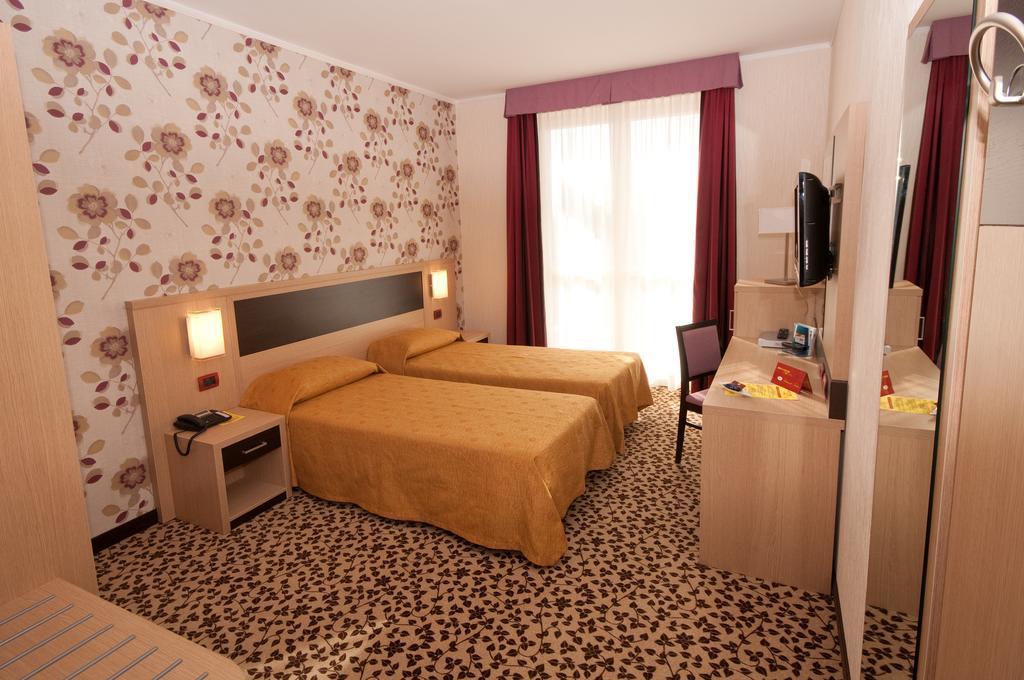 Hotel Brindor Poirino ภายนอก รูปภาพ