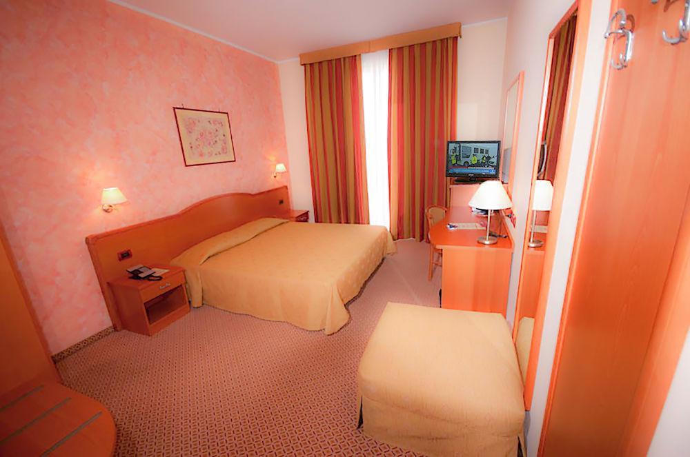 Hotel Brindor Poirino ภายนอก รูปภาพ