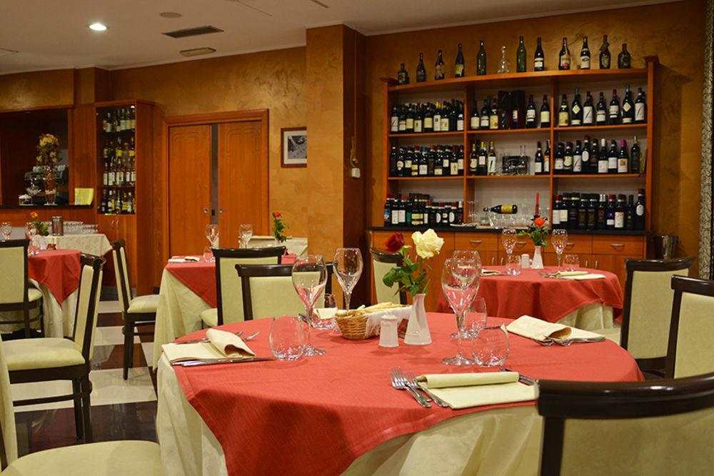Hotel Brindor Poirino ภายนอก รูปภาพ