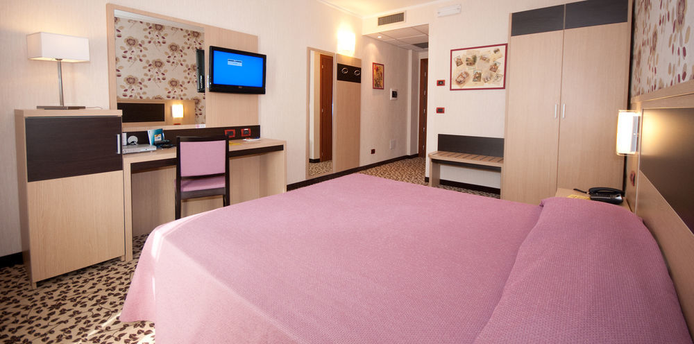 Hotel Brindor Poirino ภายนอก รูปภาพ