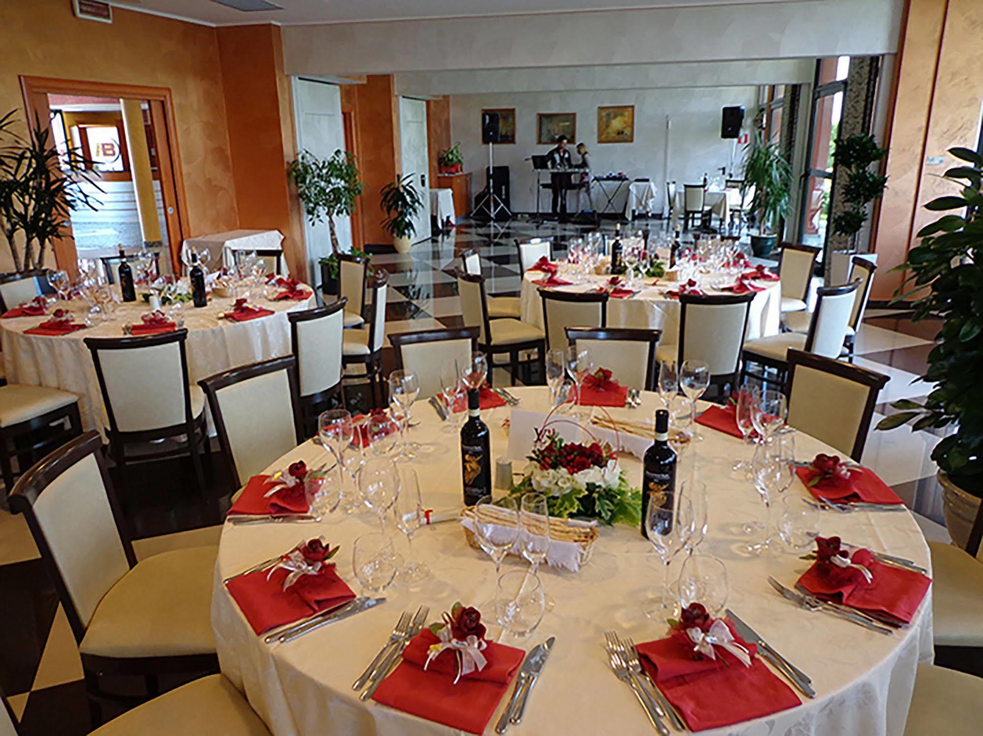 Hotel Brindor Poirino ภายนอก รูปภาพ