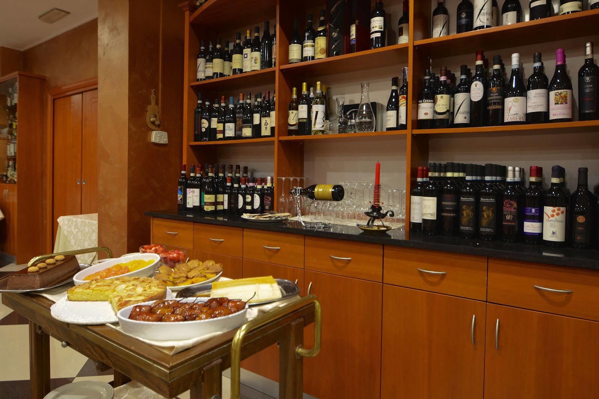 Hotel Brindor Poirino ภายนอก รูปภาพ