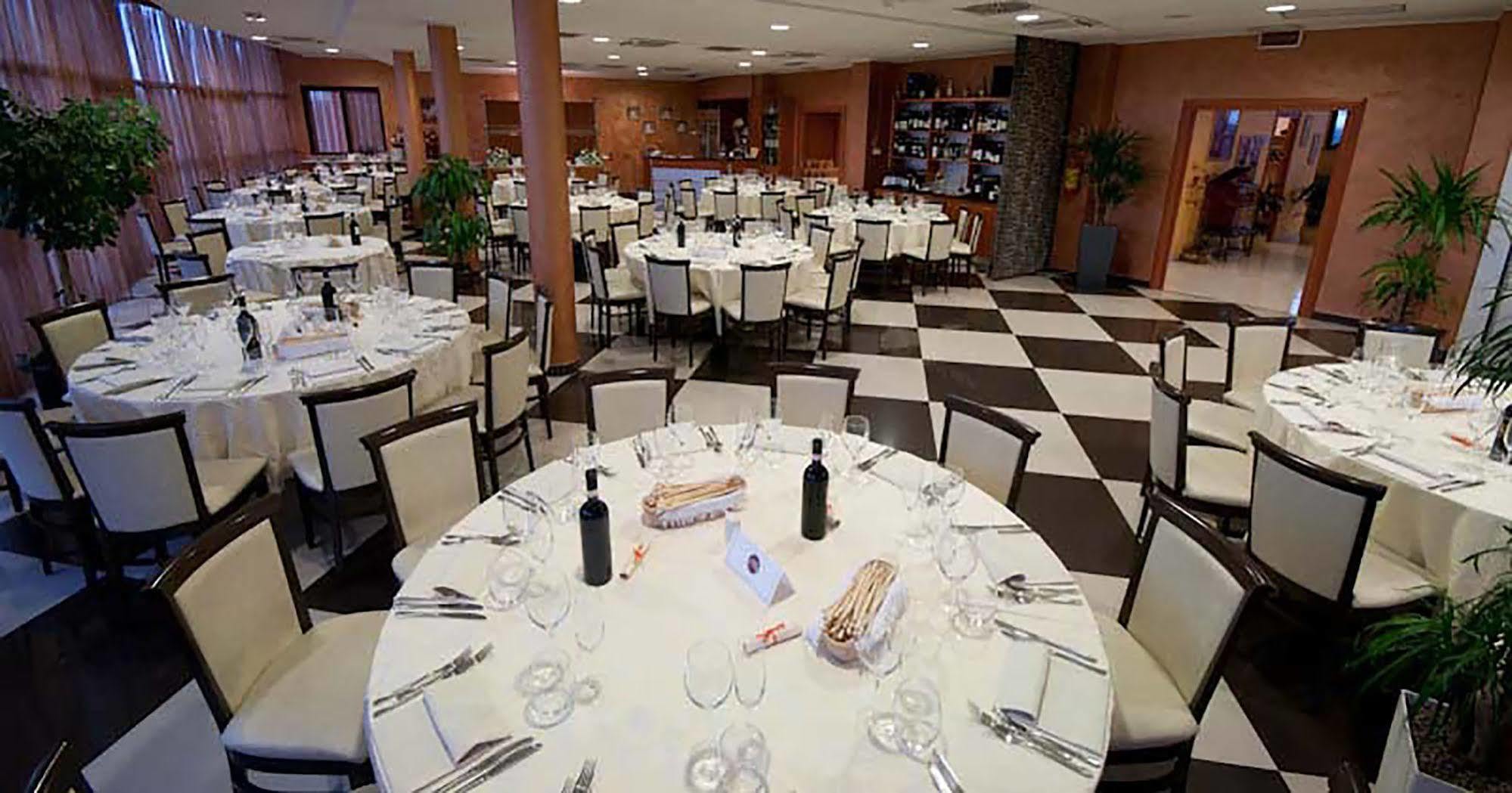 Hotel Brindor Poirino ภายนอก รูปภาพ