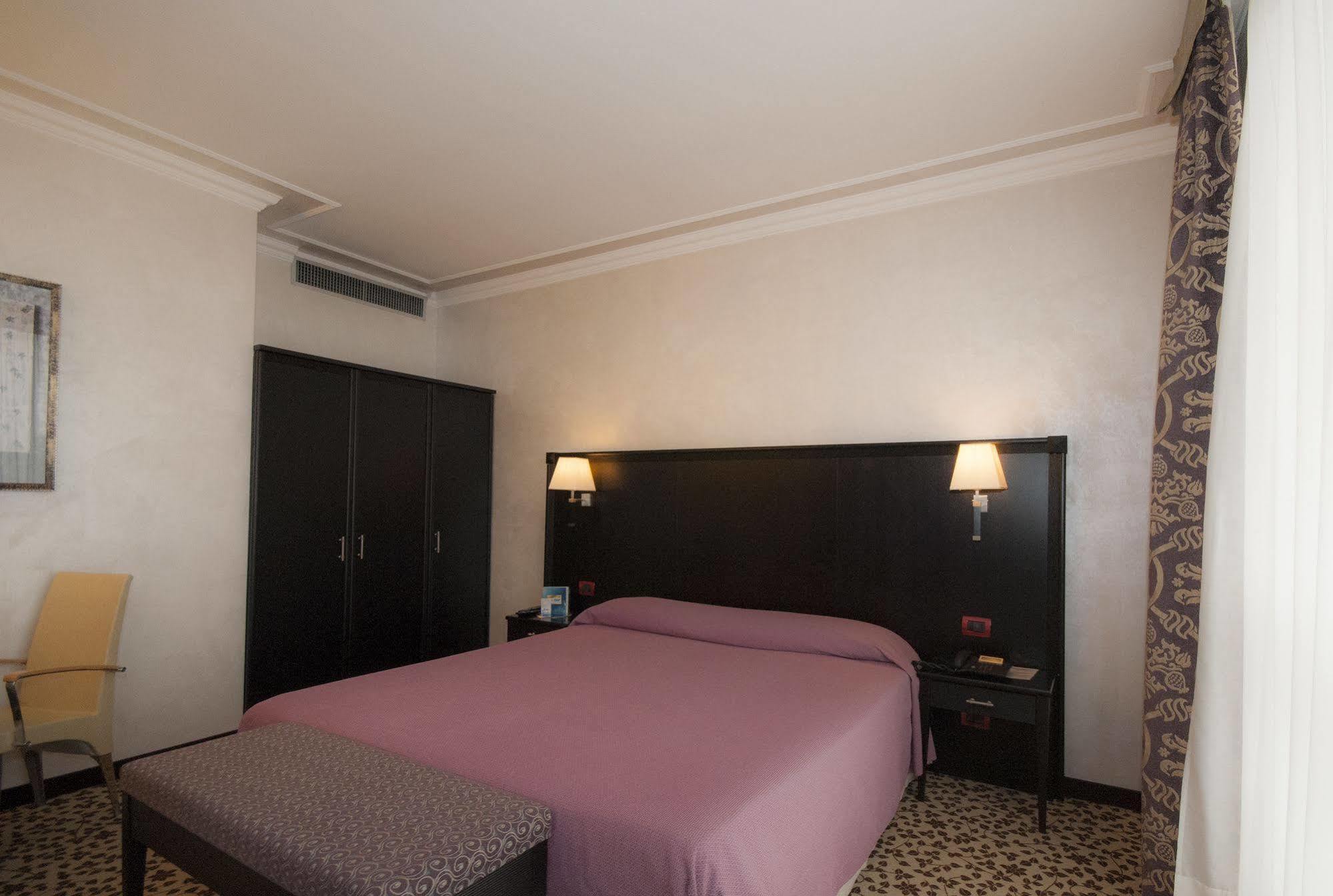 Hotel Brindor Poirino ภายนอก รูปภาพ