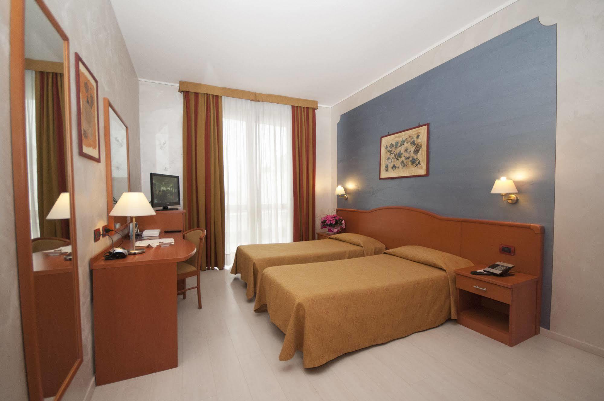 Hotel Brindor Poirino ภายนอก รูปภาพ