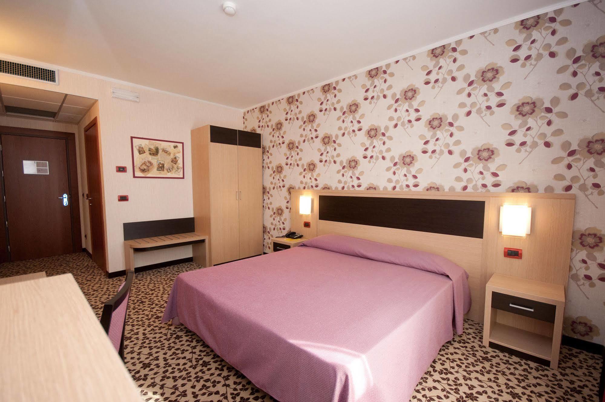 Hotel Brindor Poirino ภายนอก รูปภาพ
