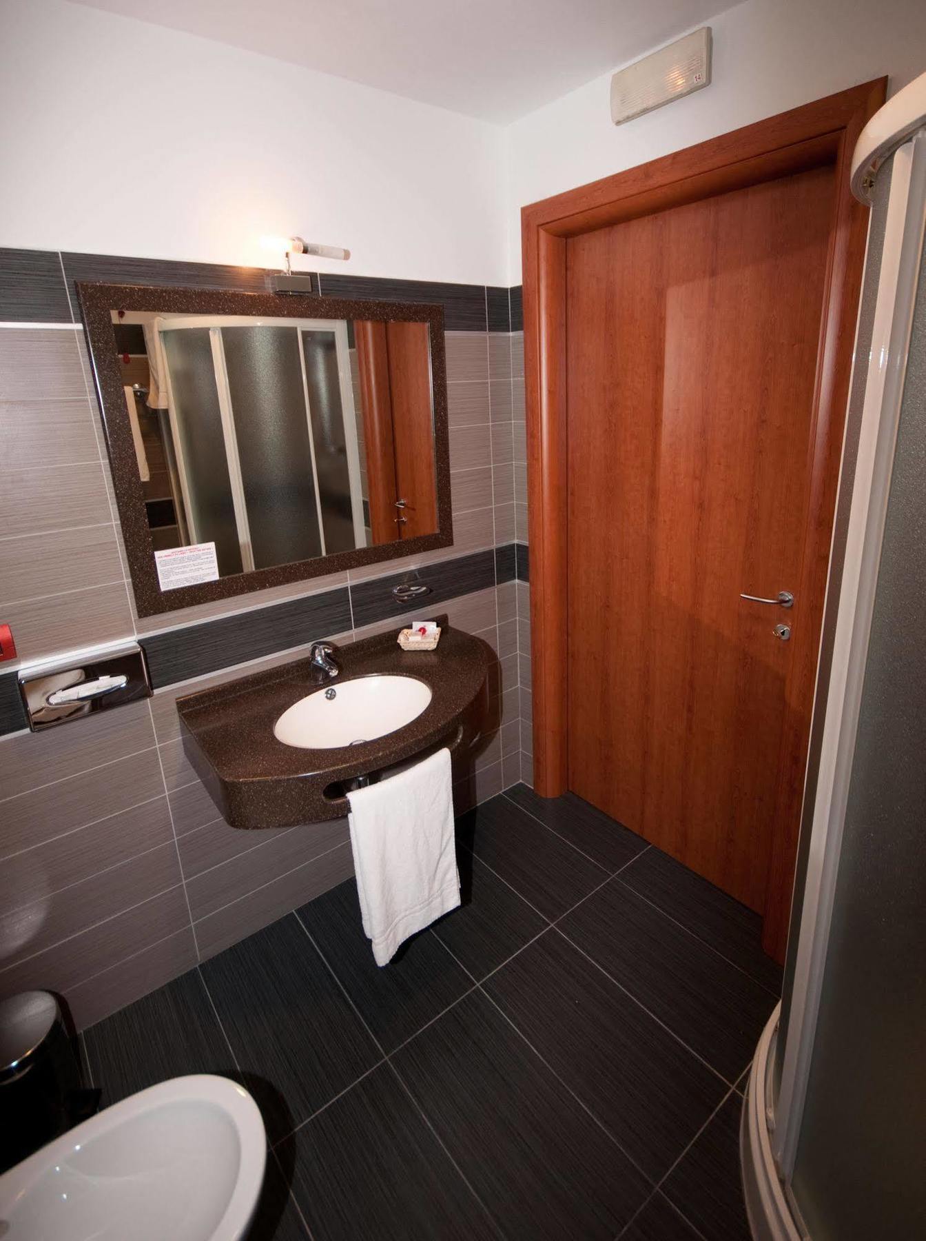 Hotel Brindor Poirino ภายนอก รูปภาพ