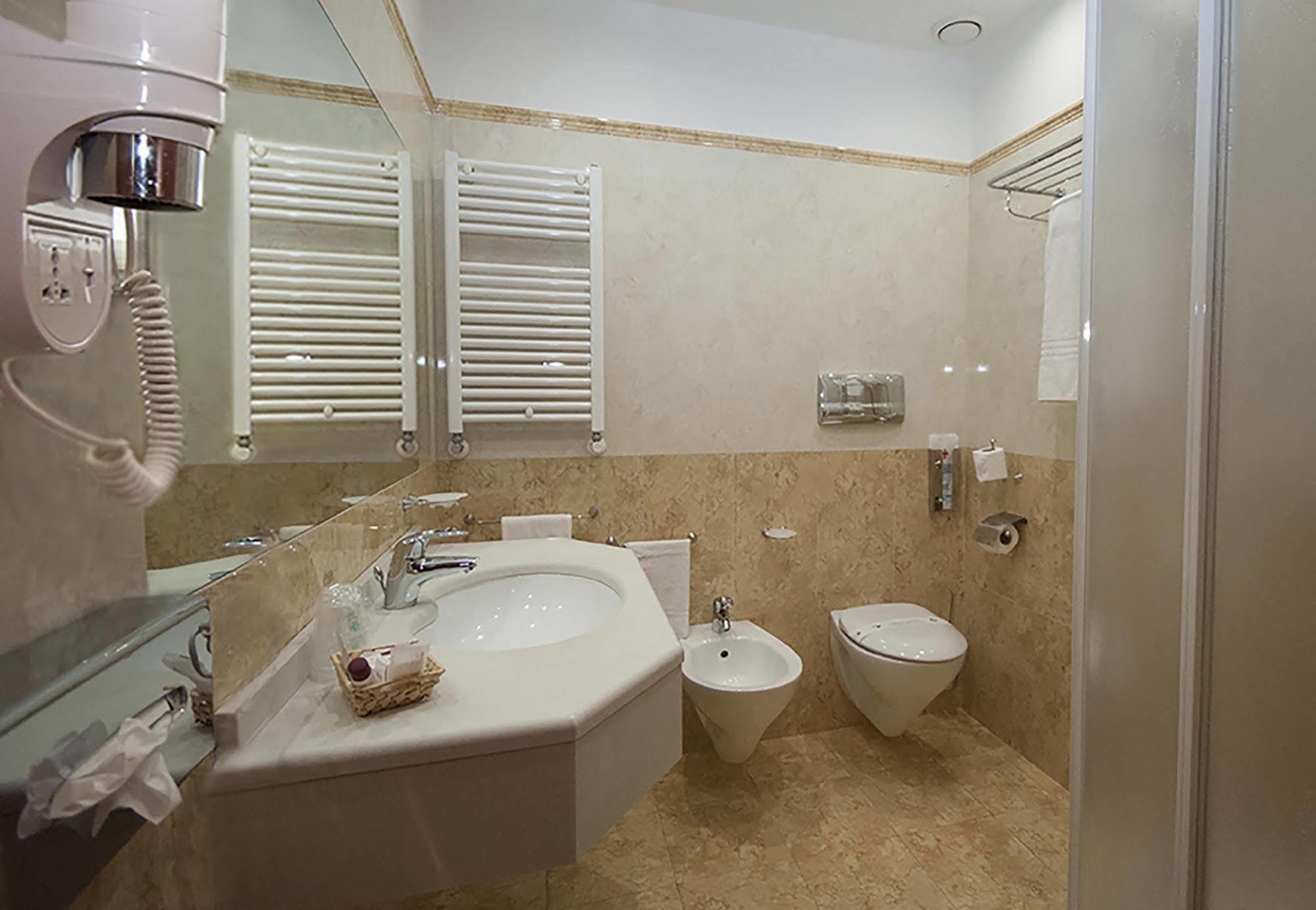 Hotel Brindor Poirino ภายนอก รูปภาพ