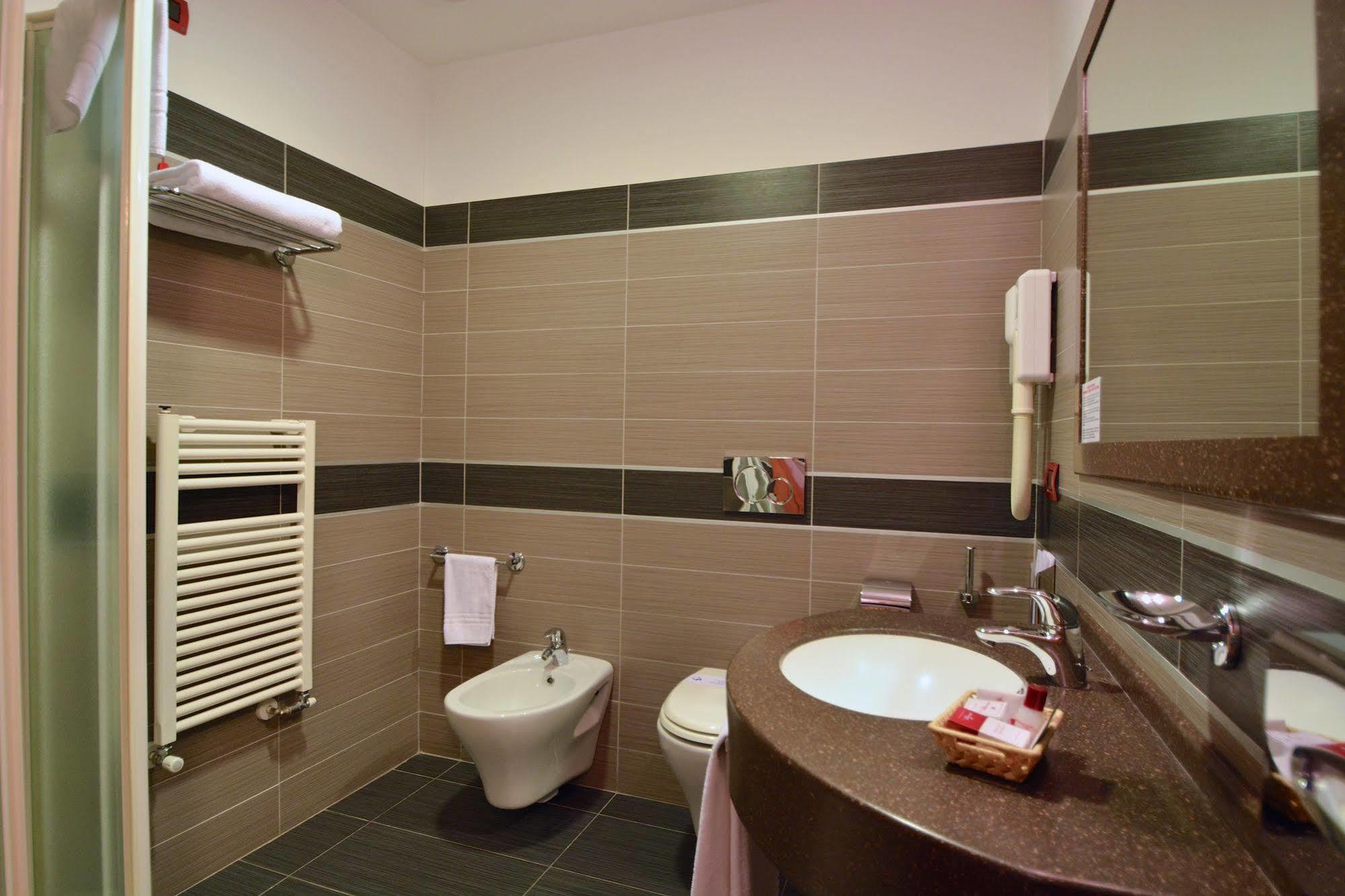 Hotel Brindor Poirino ภายนอก รูปภาพ