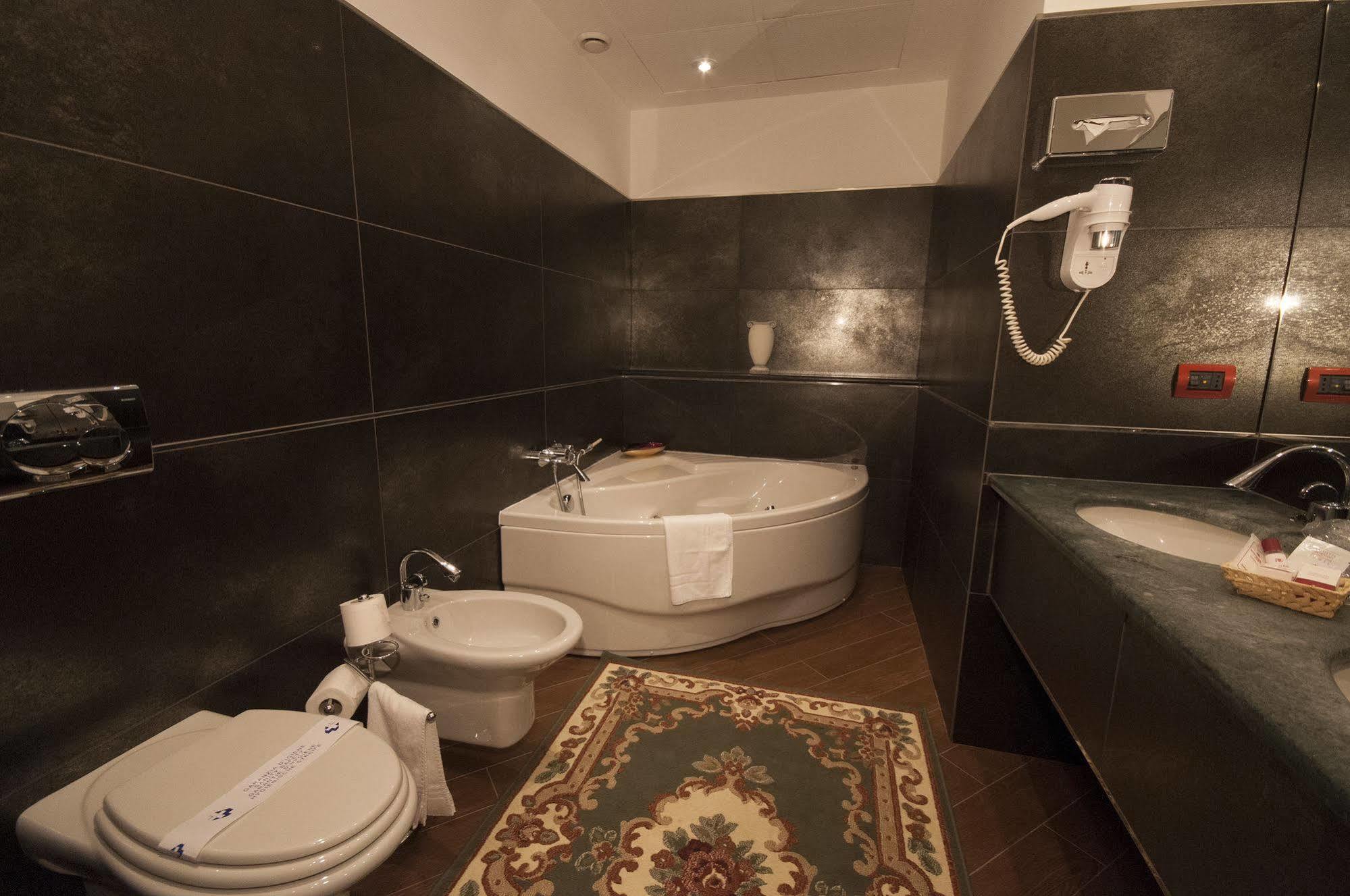 Hotel Brindor Poirino ภายนอก รูปภาพ