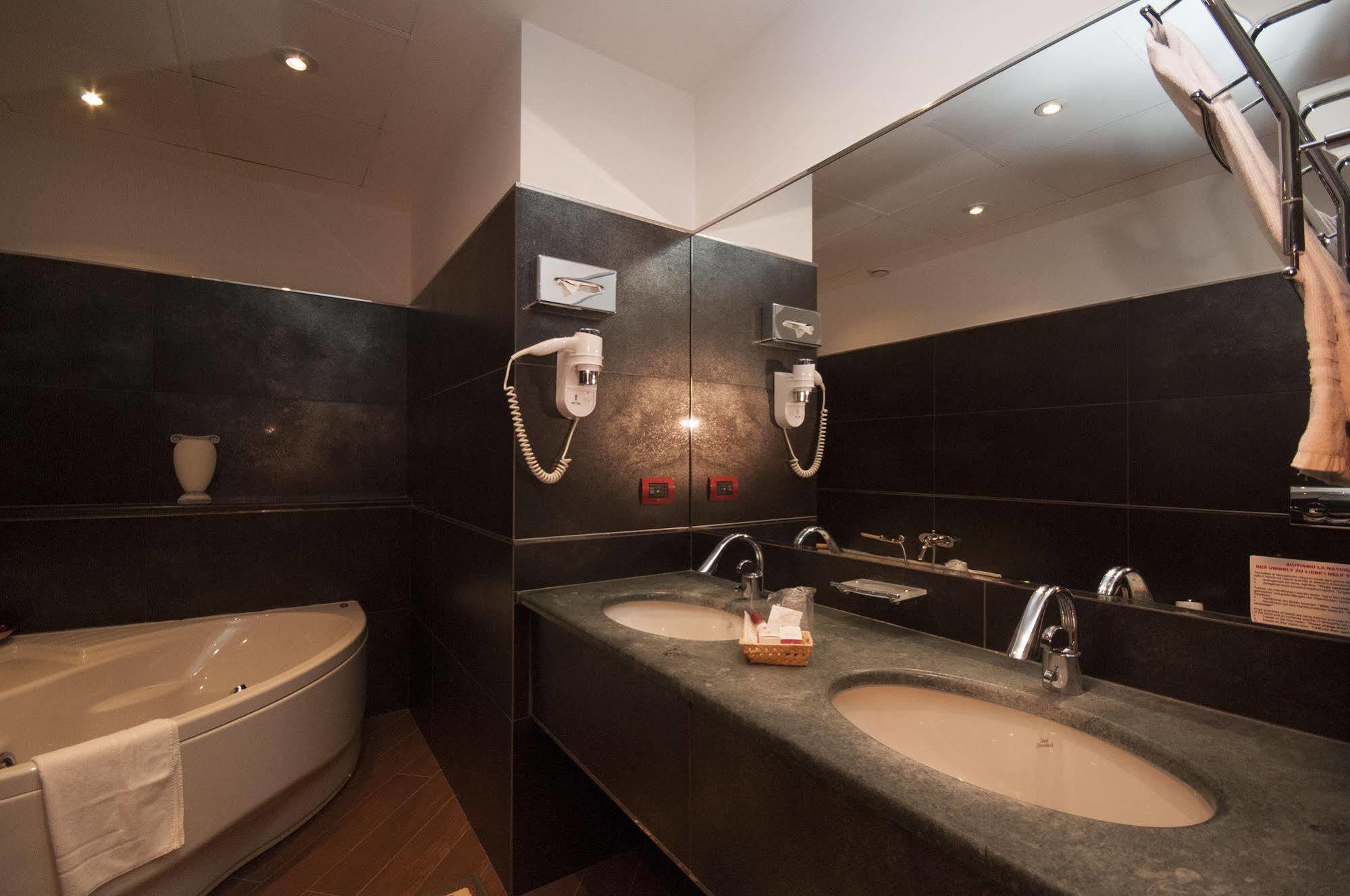 Hotel Brindor Poirino ภายนอก รูปภาพ