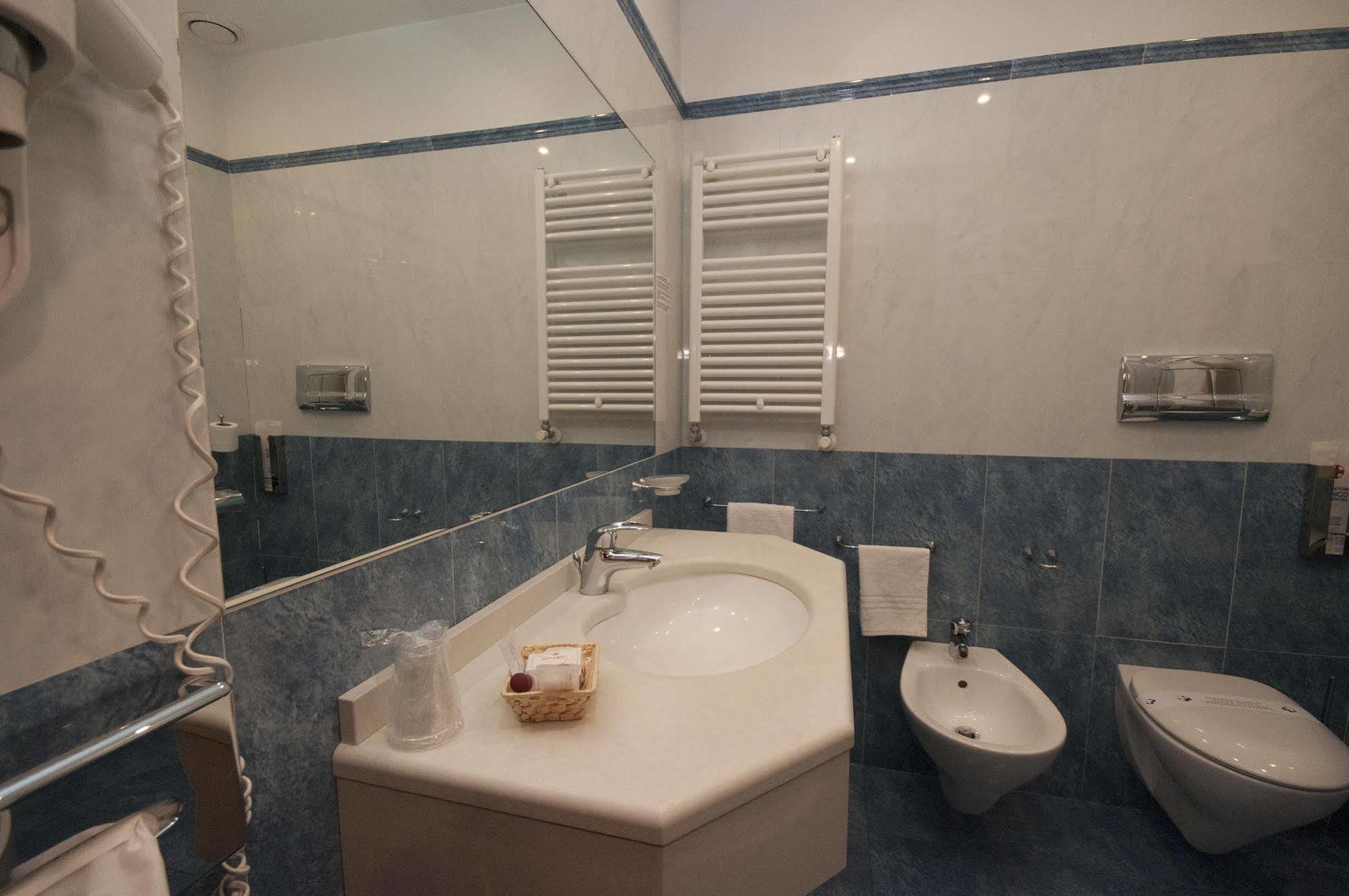 Hotel Brindor Poirino ภายนอก รูปภาพ