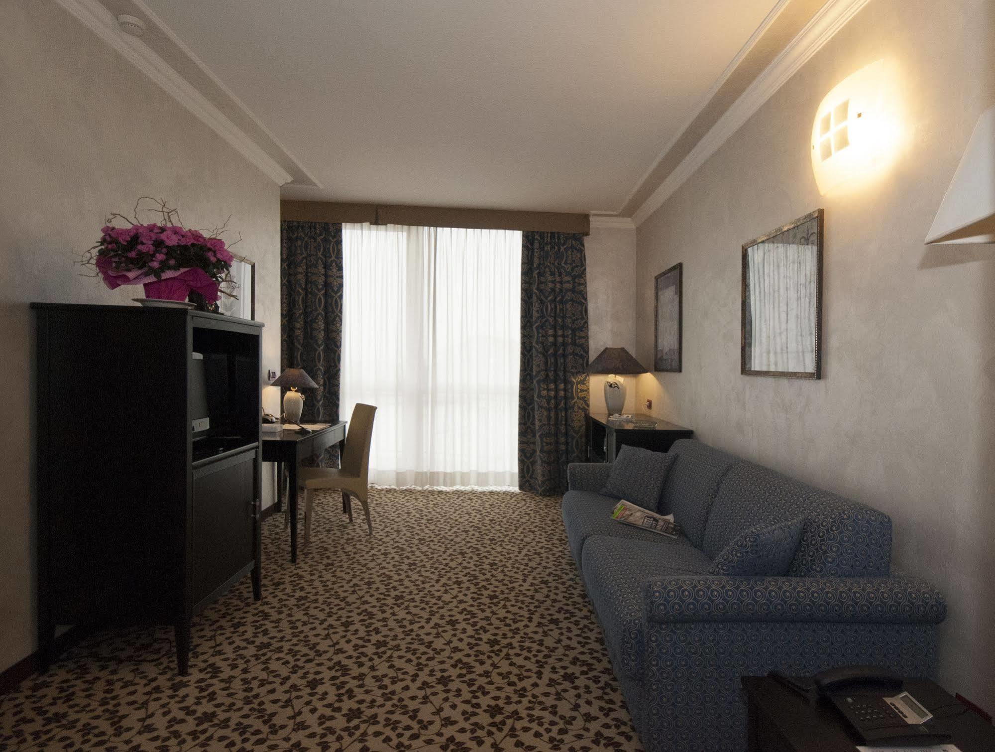 Hotel Brindor Poirino ภายนอก รูปภาพ