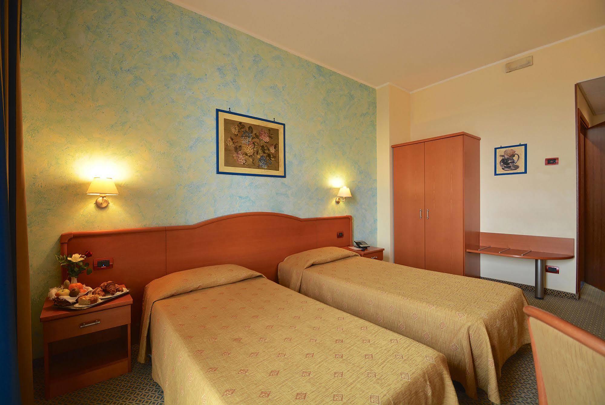 Hotel Brindor Poirino ภายนอก รูปภาพ