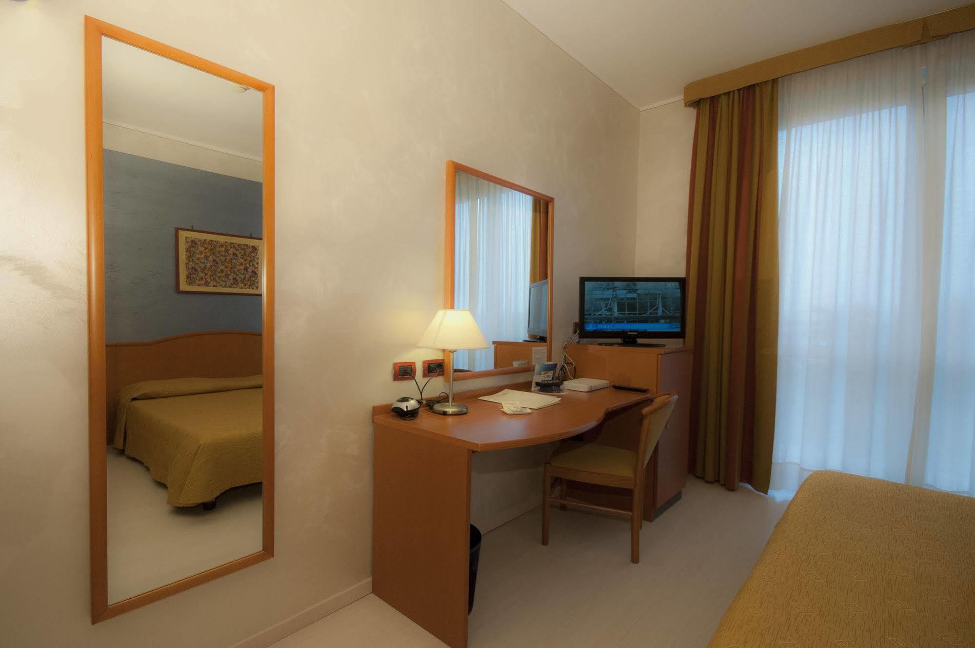 Hotel Brindor Poirino ภายนอก รูปภาพ