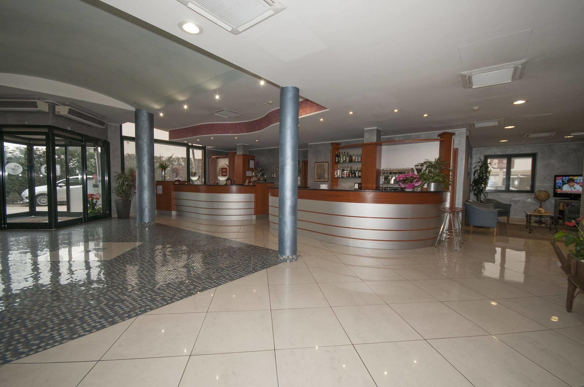 Hotel Brindor Poirino ภายนอก รูปภาพ