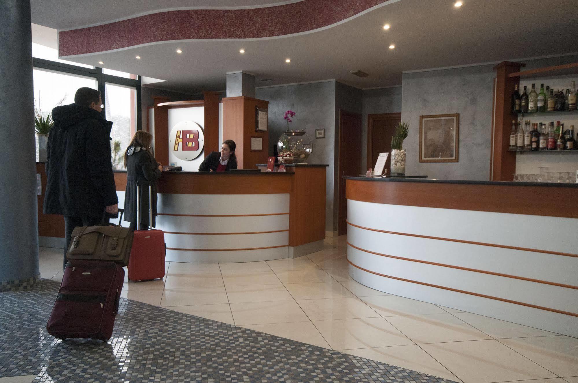 Hotel Brindor Poirino ภายนอก รูปภาพ
