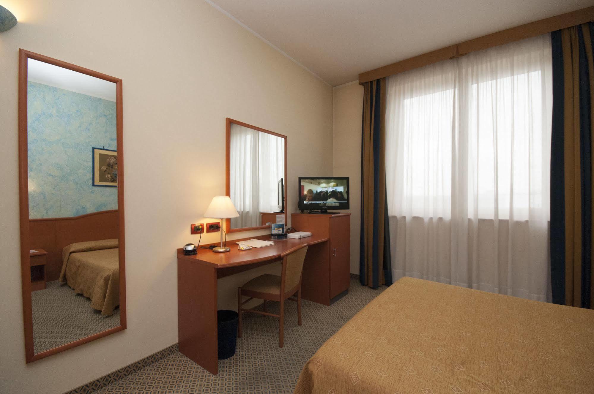 Hotel Brindor Poirino ภายนอก รูปภาพ