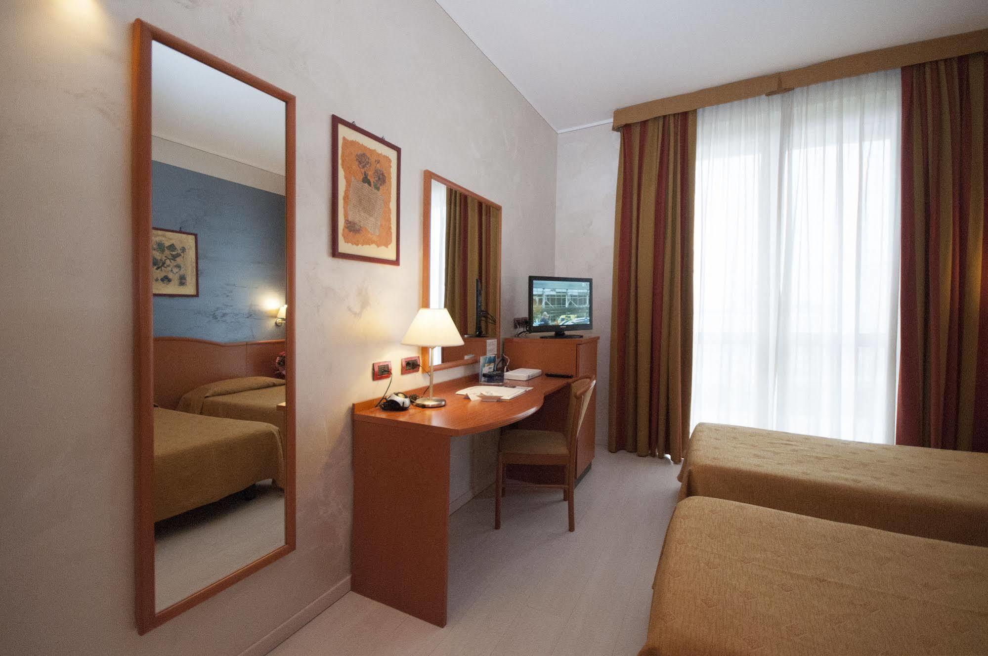 Hotel Brindor Poirino ภายนอก รูปภาพ