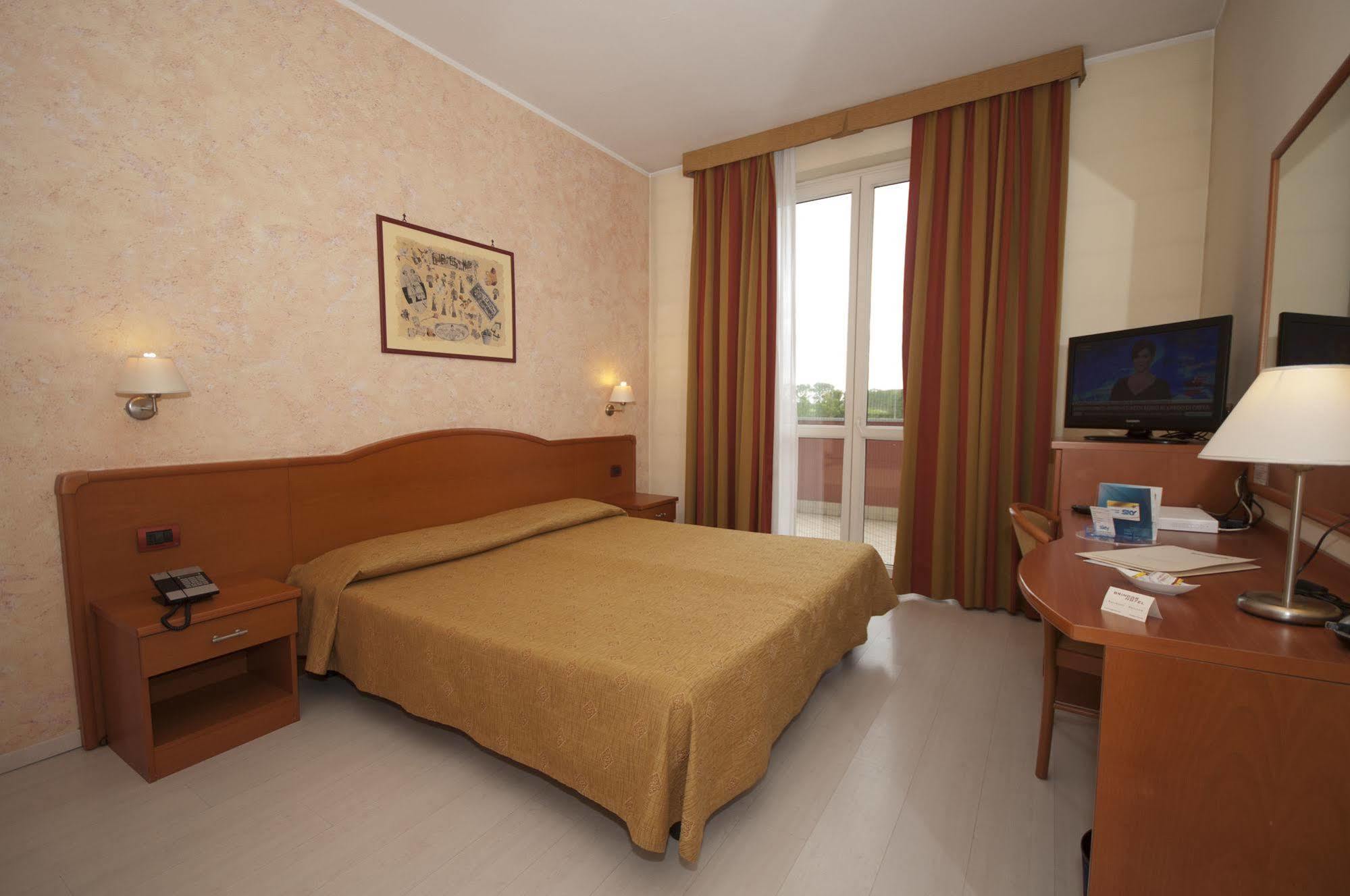 Hotel Brindor Poirino ภายนอก รูปภาพ